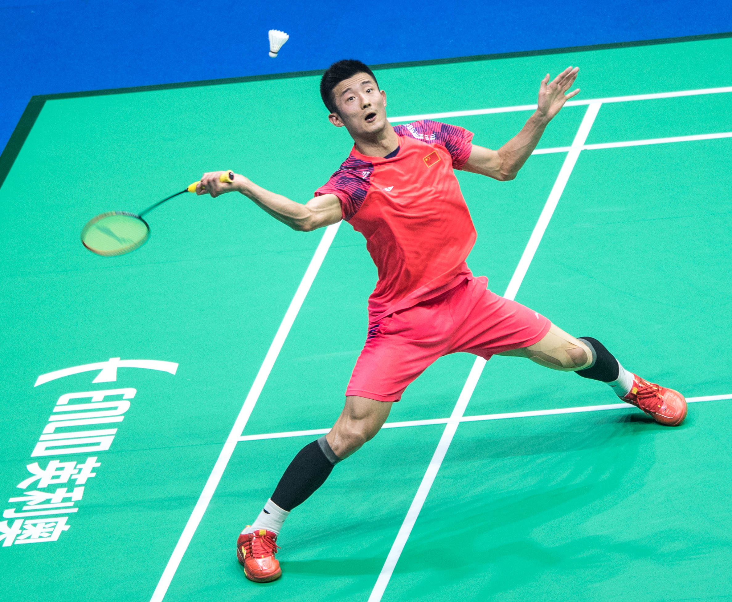 中国羽毛球队力克英格兰羽毛球队，谌龙完成帽子戏法