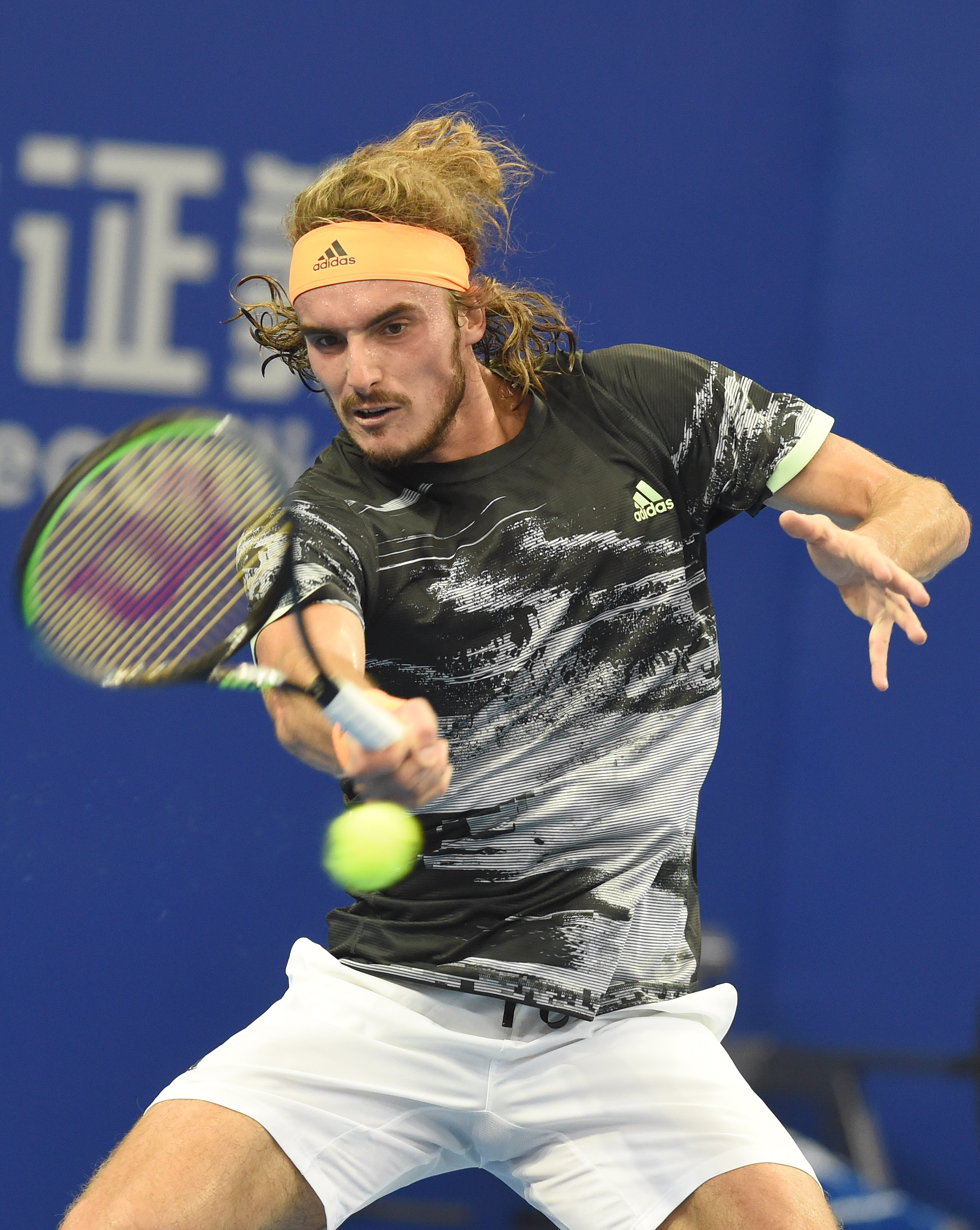 包含美国网球队逆转欧洲网球队，西西帕斯统治全场的词条