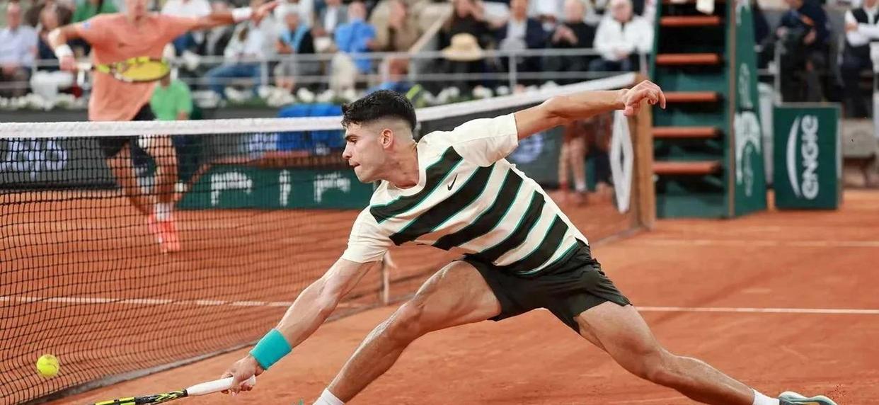 关于日本网球队横扫法国网球队，西西帕斯制霸全场的信息