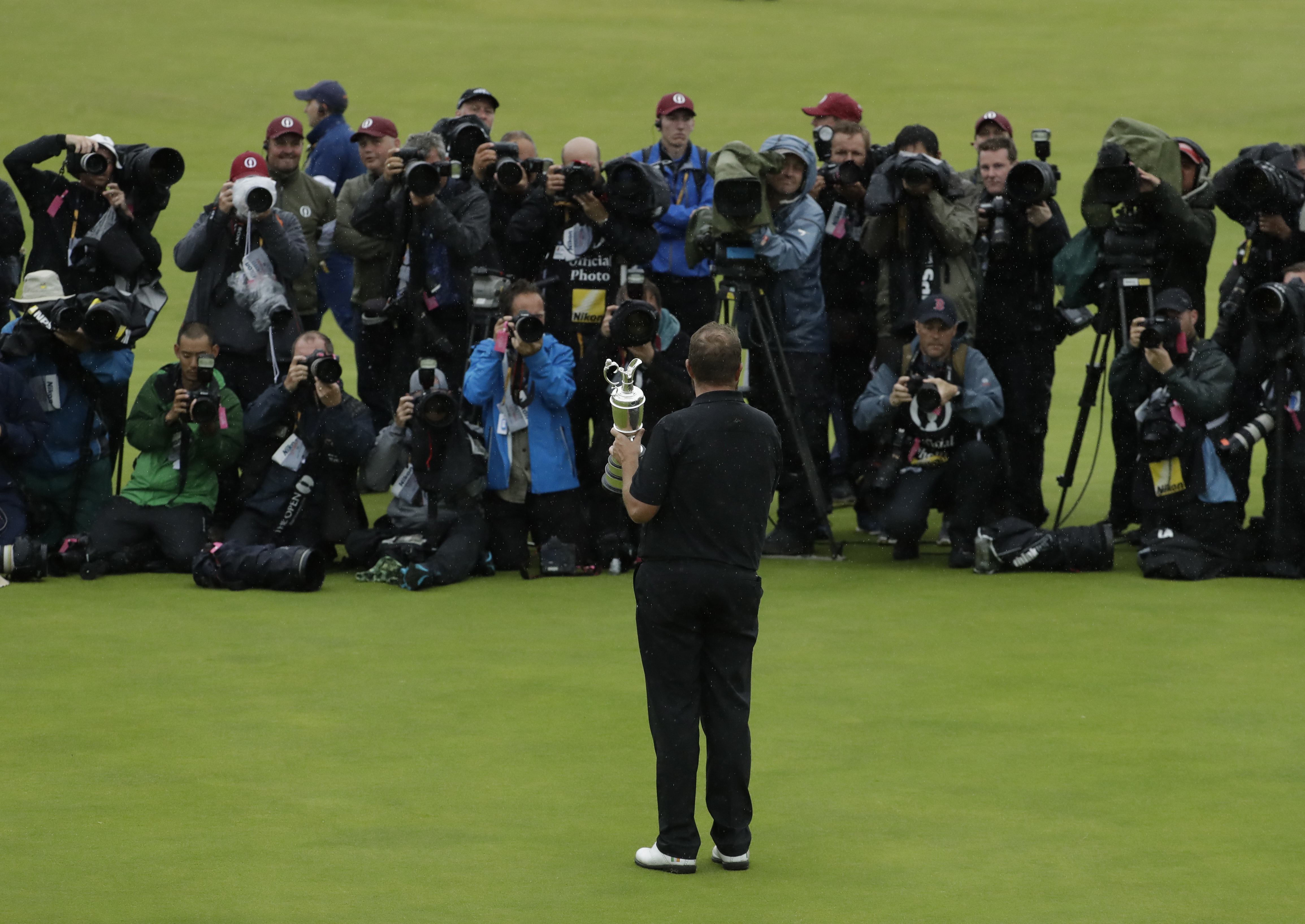 开云体育官网-高尔夫选手赛后落泪，背后故事感人